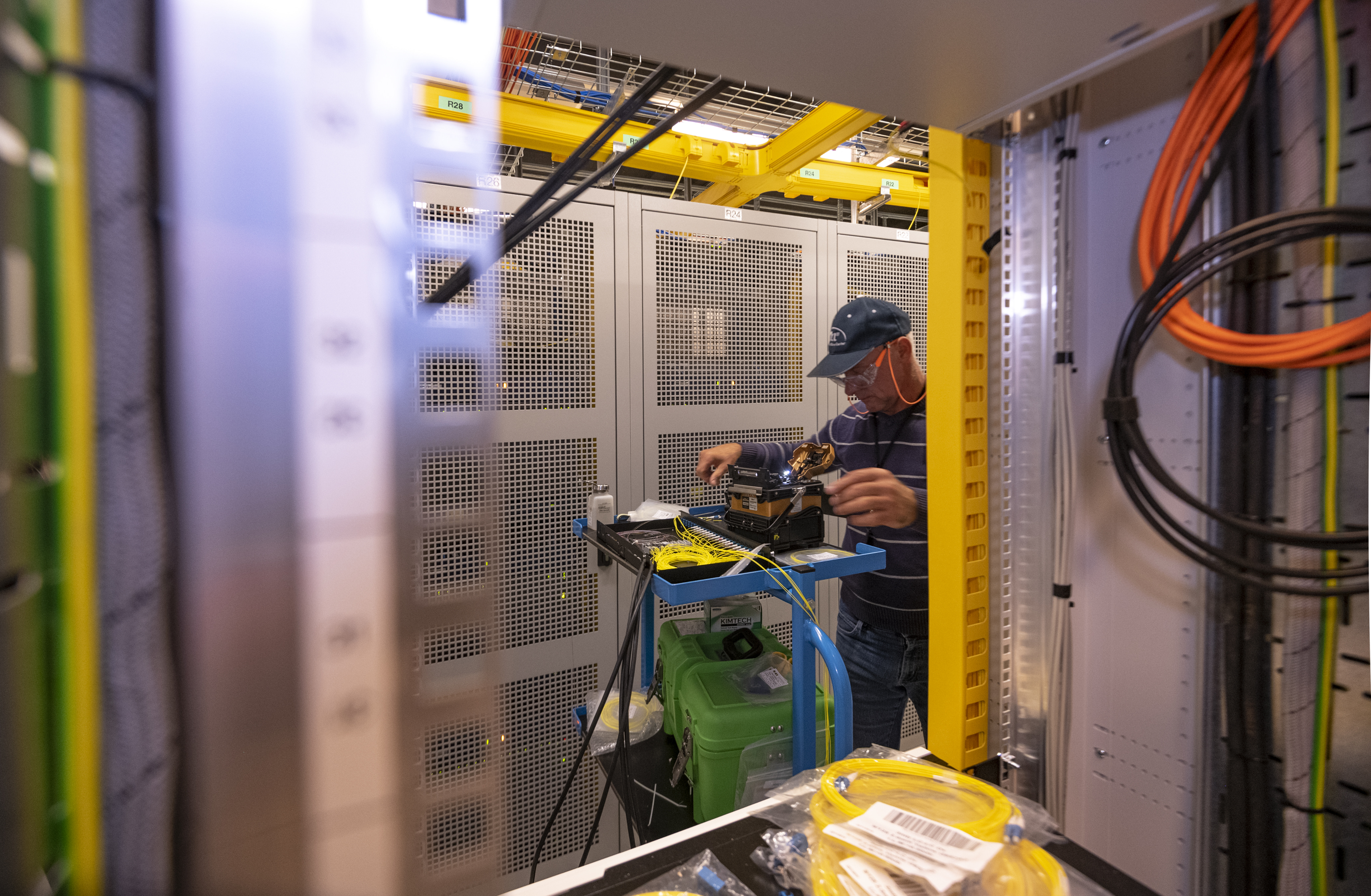 werknemer werkt aan bekabeling connectiviteit datacenter LCL