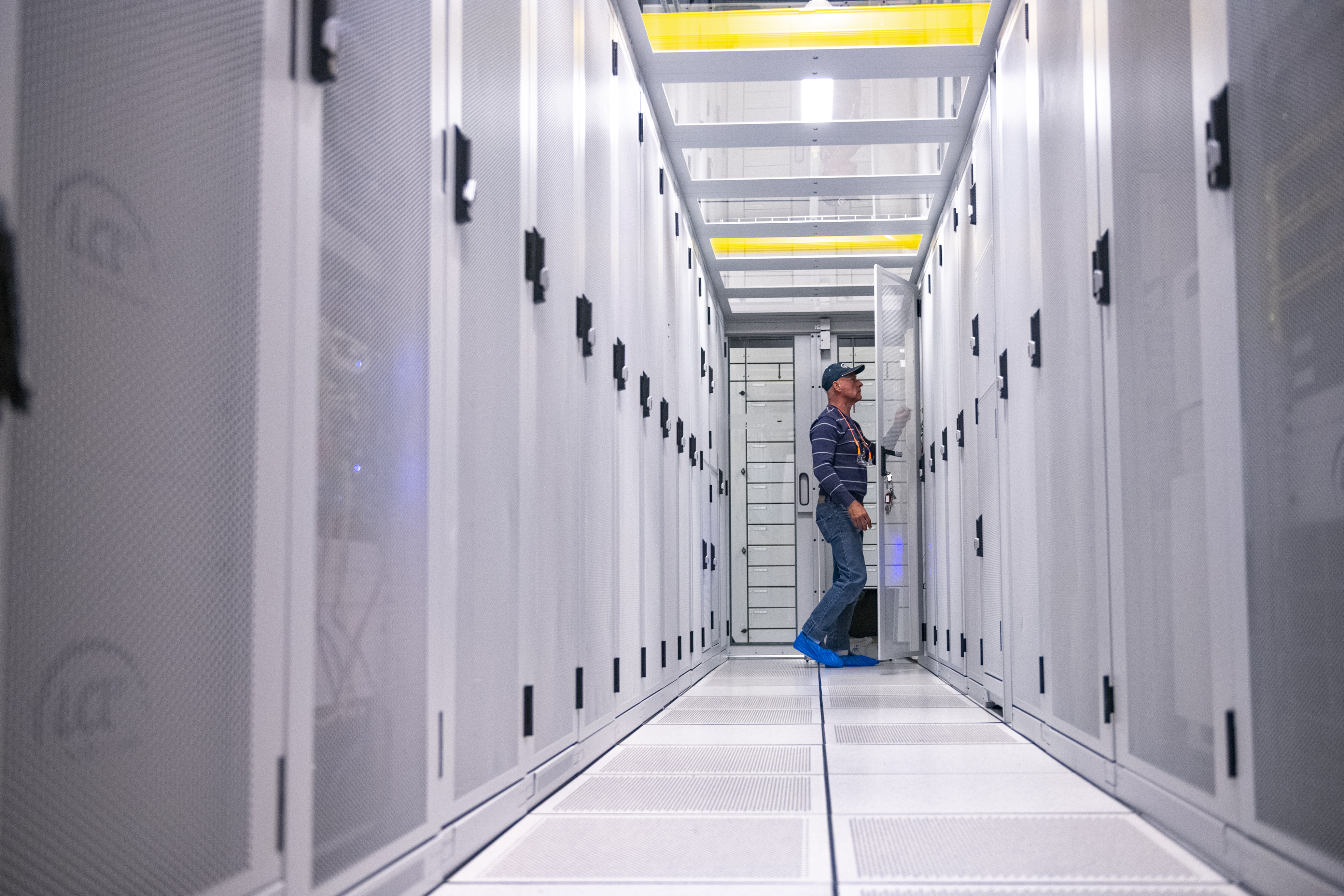 man werkt bij lcl data center in cold corridor